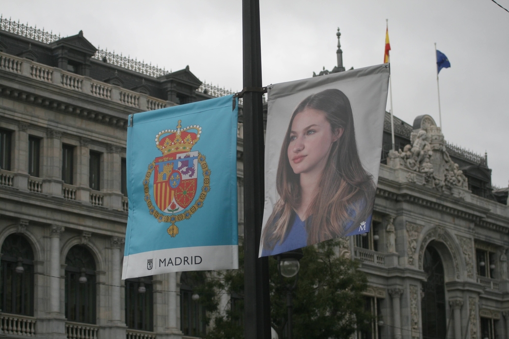 Мадрид, Испания — 29 октября 2023 года. В преддверии принесения присяги наследницей престола у здания парламента установлен билборд с изображением принцессы Леонор и её гербом.