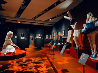 Фотогалерея: «Миры Алисы. Мечты о Стране чудес» в CaixaForum Валенсии