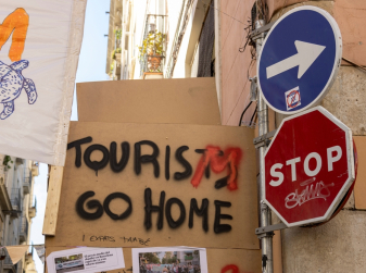 Туристов много бывает: почему не все в Испании рады туристическому буму и что с этим можно сделать