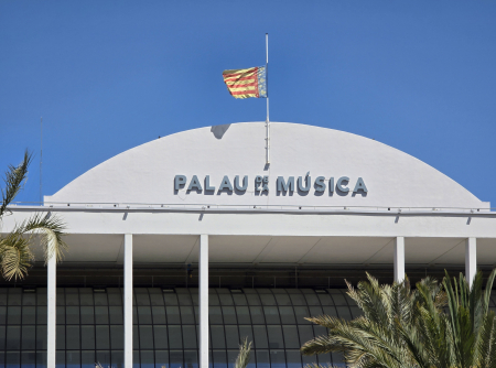 Летний кинотеатр в садах Palau de la Música в Валенсии