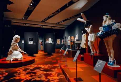 Фотогалерея: «Миры Алисы. Мечты о Стране чудес» в CaixaForum Валенсии