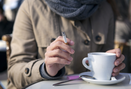 Почему в Испании так много курят? Разбираемся