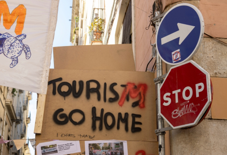 Туристов много бывает: почему не все в Испании рады туристическому буму и что с этим можно сделать