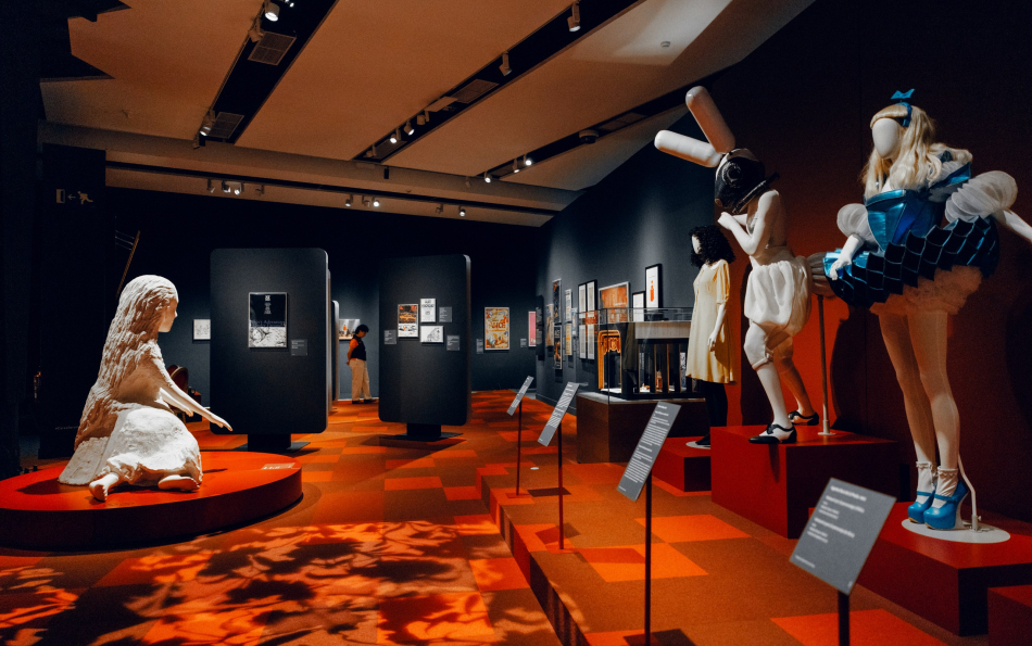 Фотогалерея: «Миры Алисы. Мечты о Стране чудес» в CaixaForum Валенсии